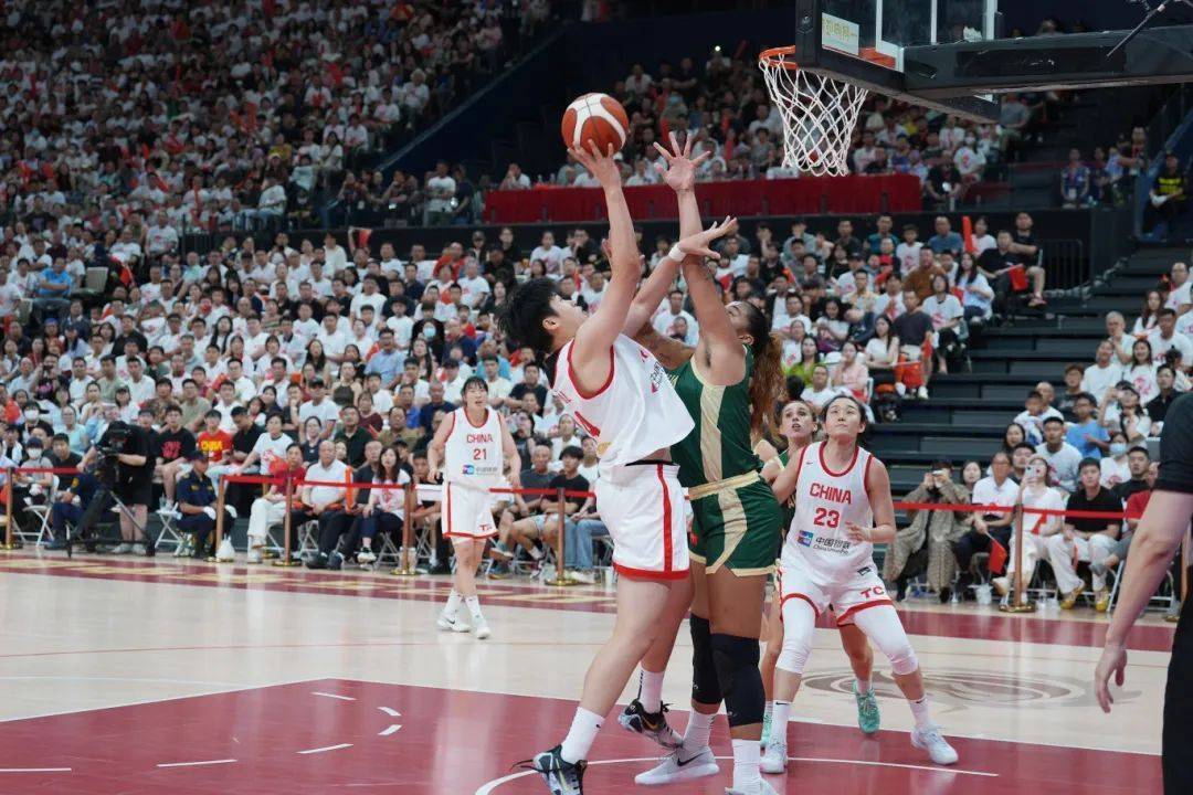 爱游戏-篮球比赛现场气氛火爆，球迷尖叫连连