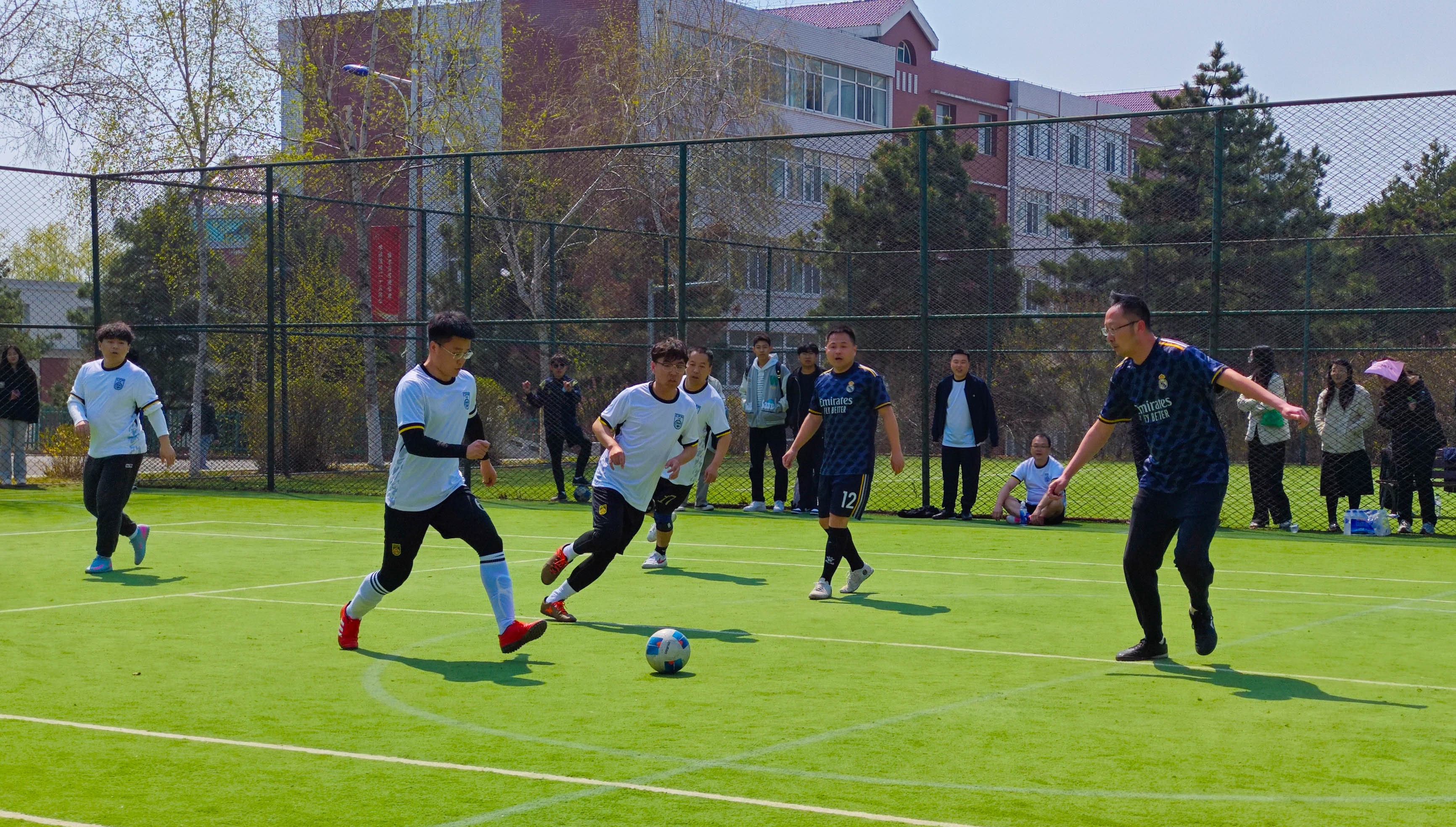 爱游戏官网入口-关于足球比赛现场球队充分展现出团结拼搏精神的信息