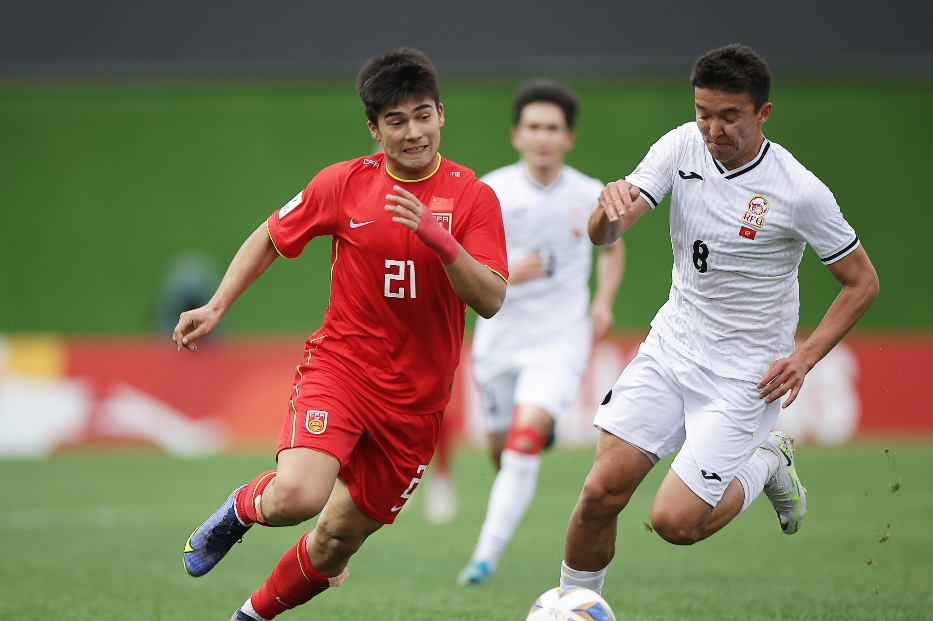 关于足球比赛现场球队充分展现出团结拼搏精神的信息